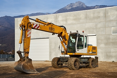 ESCAVATORE GOMMATO 17 TON
